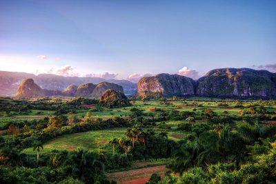 CIrcuito Maravillas de Cuba Valle de Viñales en Cuba anocheciendo